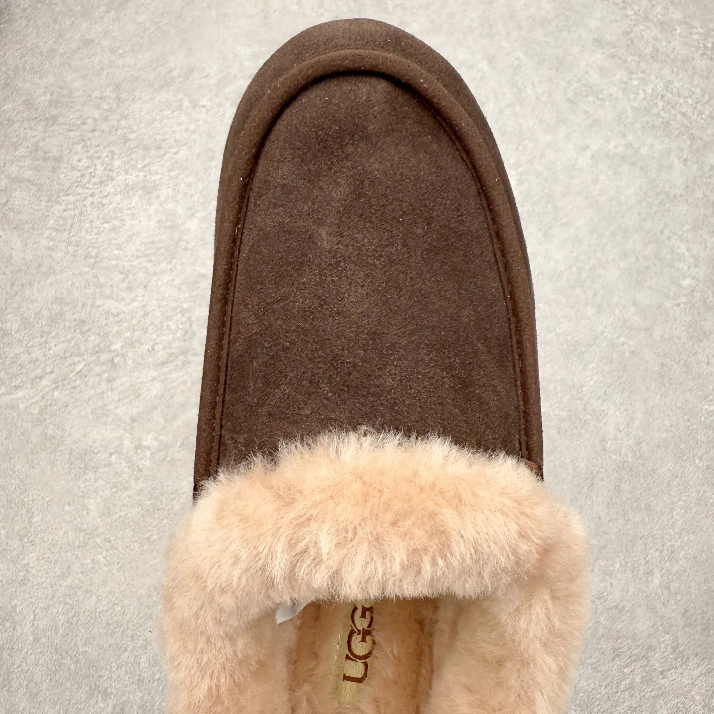 💰480 UGG 1391 Autumn and winter sheepskin and fur integrated snow boots. All shoes are made of ZP same factory. Longfeng A-grade Australian imported sheepskin and fur integrated brand OEM production line. Fully follow the ZP process. OEM original pattern maker. Adhering to the principle of no original shoes and no development selection. Pay attention to every detail. The most authentic TREADLITE "light wing" technology outsole on the market. Lightweight/durable/flexible/pile type [solemn after-sales commitment] If there are major quality problems such as degumming/broken bottom within one month, we will directly replace it with a new one for you! Size: 35 36 37 38 39 40
